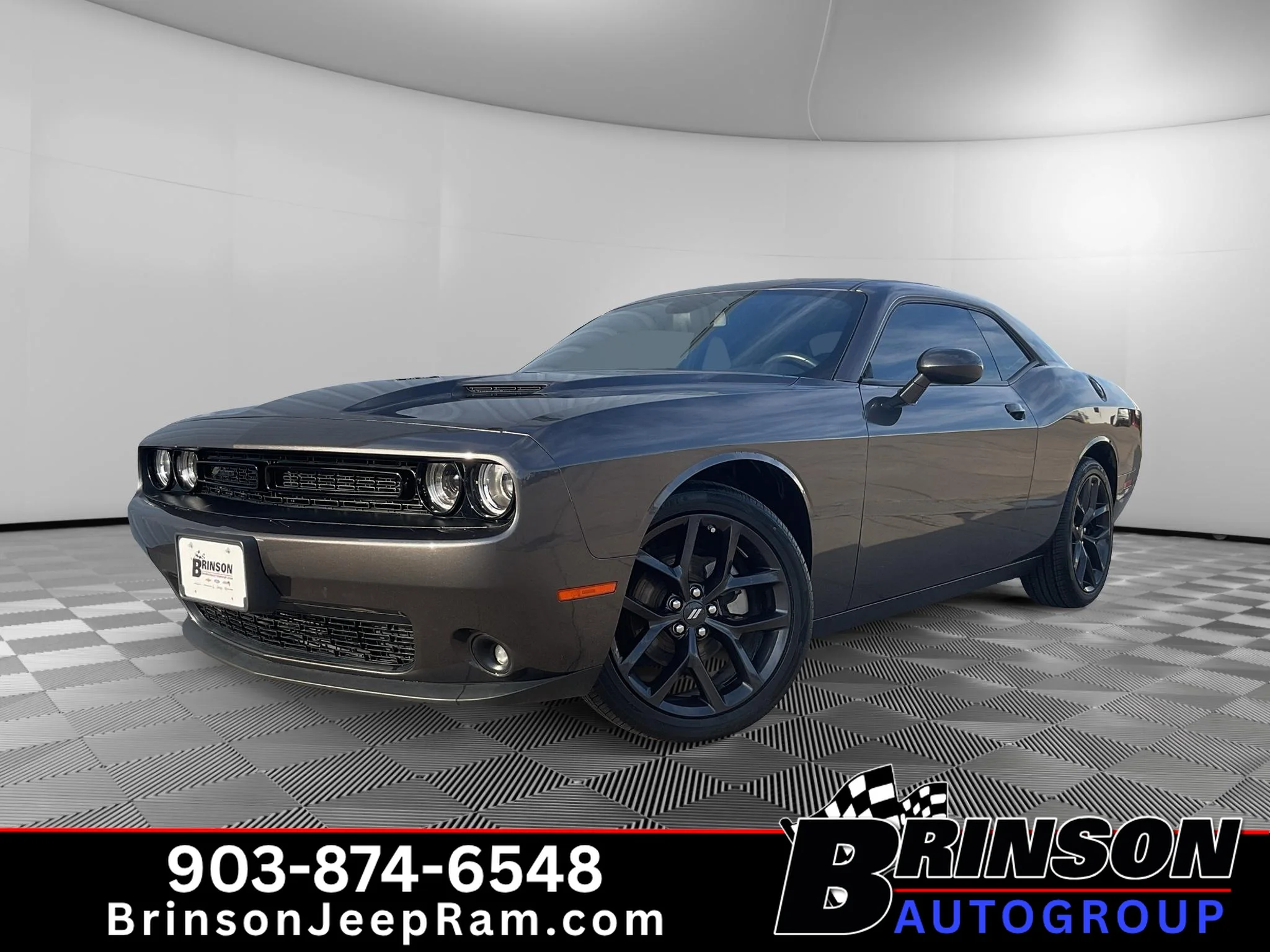 Used 2023 Granite Pearlcoat Dodge SXT image 1