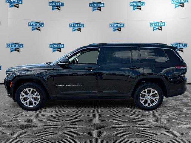 Used 2022 Diamond Black Crystal Pearlcoat Jeep Limited image 3