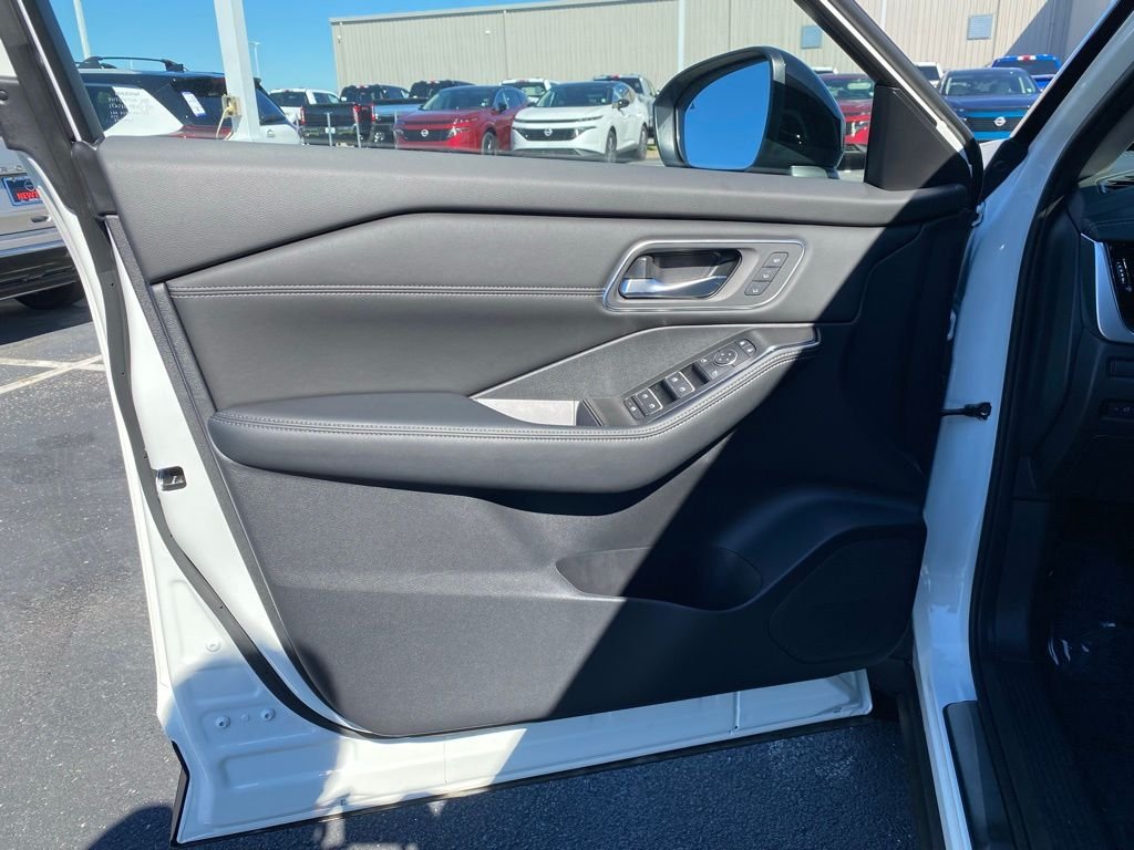 2026 Nissan Rogue Platinum - Photo 14