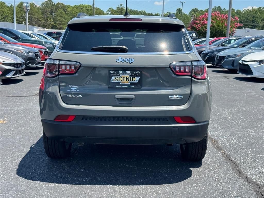 Used 2023 Gray Jeep Latitude Lux image 4