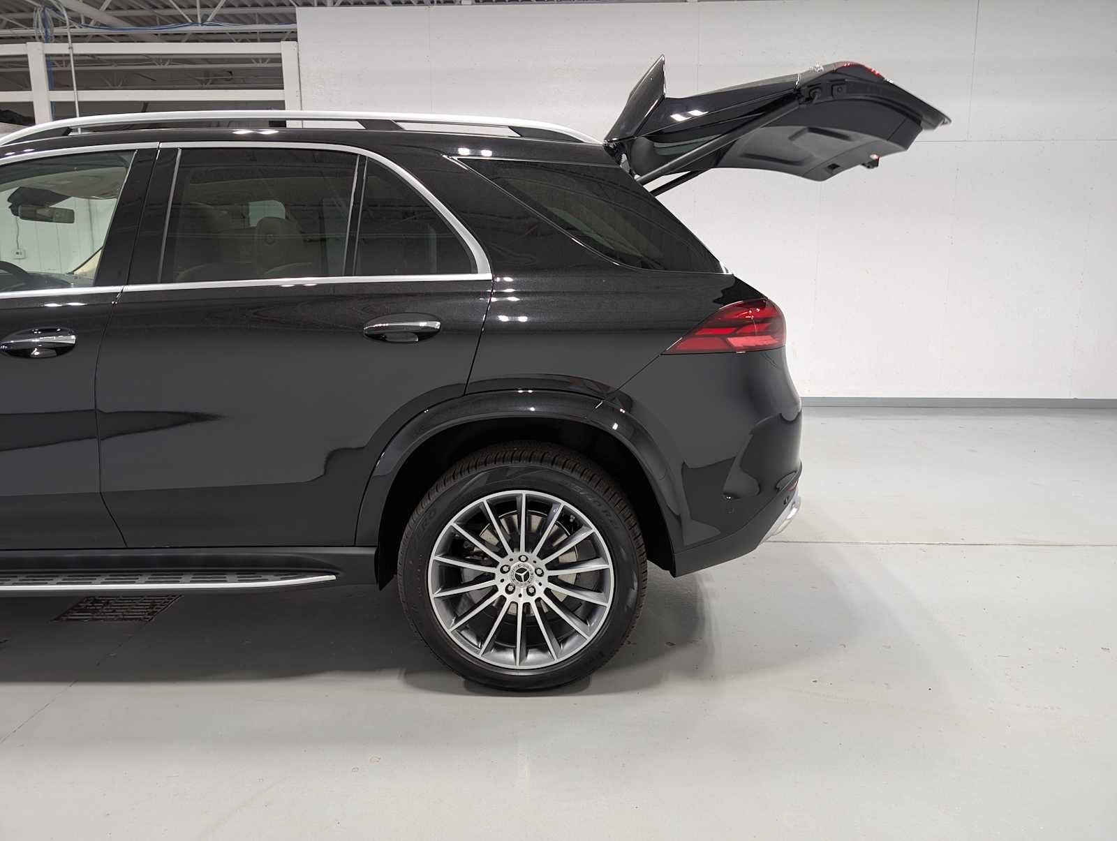 New 2026 Obsidian Black Metallic Mercedes-Benz GLE 580 image 9