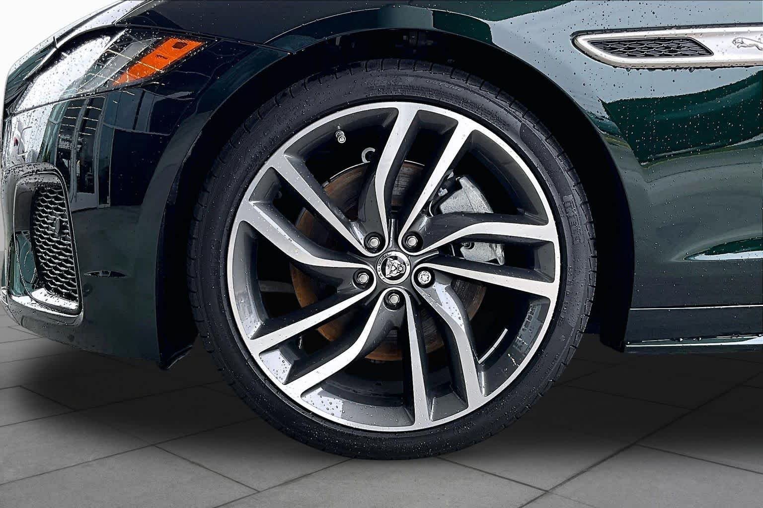 Used 2024 Santorini Black Metallic Jaguar R-Dynamic SE image 11