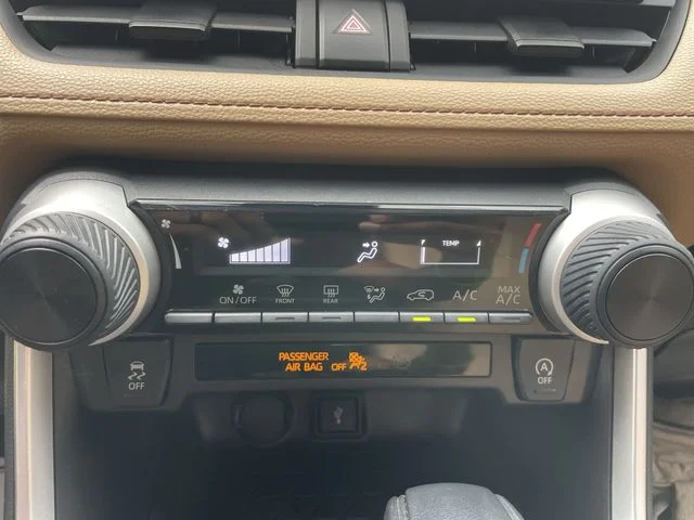 Used 2020 White Toyota LE image 19