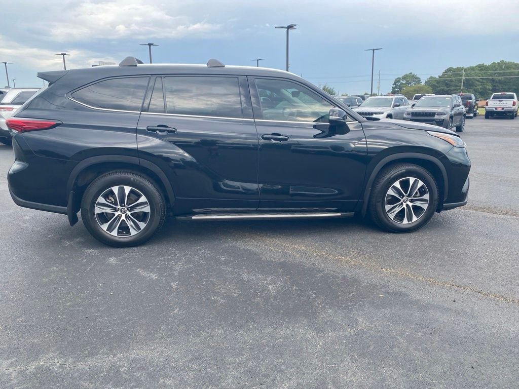 Used 2022 Black Toyota XLE image 9