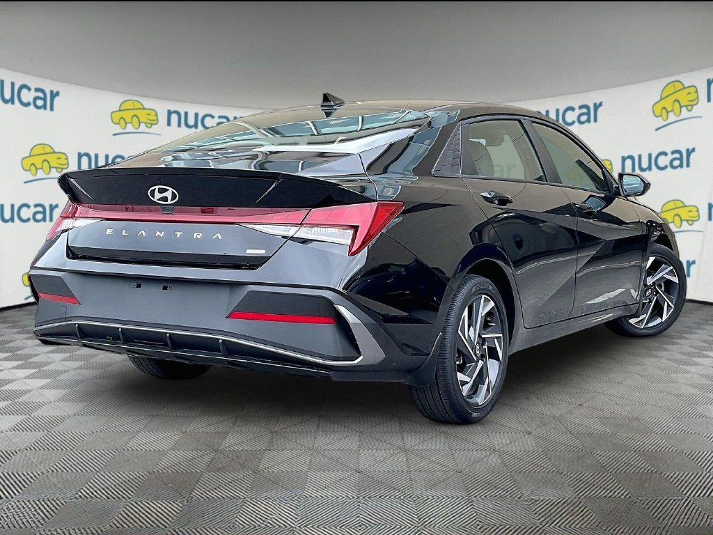 Used 2025 Black Hyundai SEL Sport image 6
