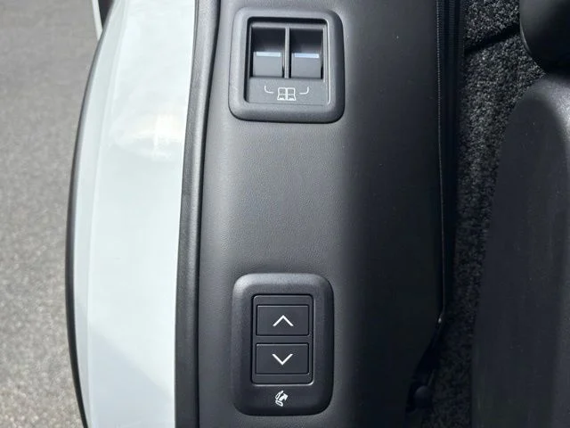 Used 2025 White Land Rover SE image 26