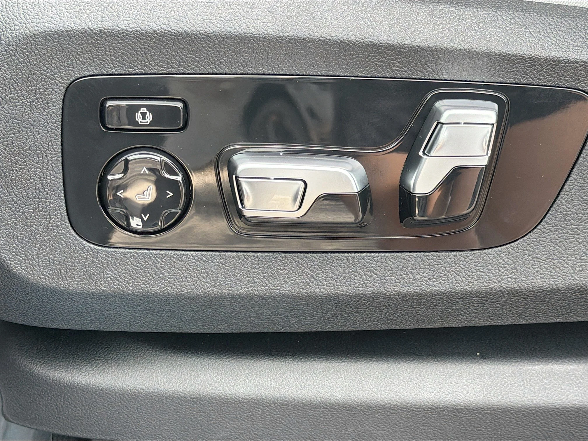 New 2026 Black Sapphire Metallic BMW xDrive50e image 24