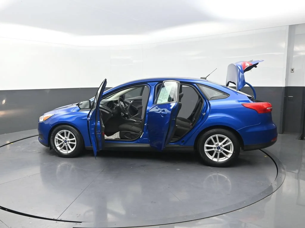 Used 2018 Blue Ford SE image 34