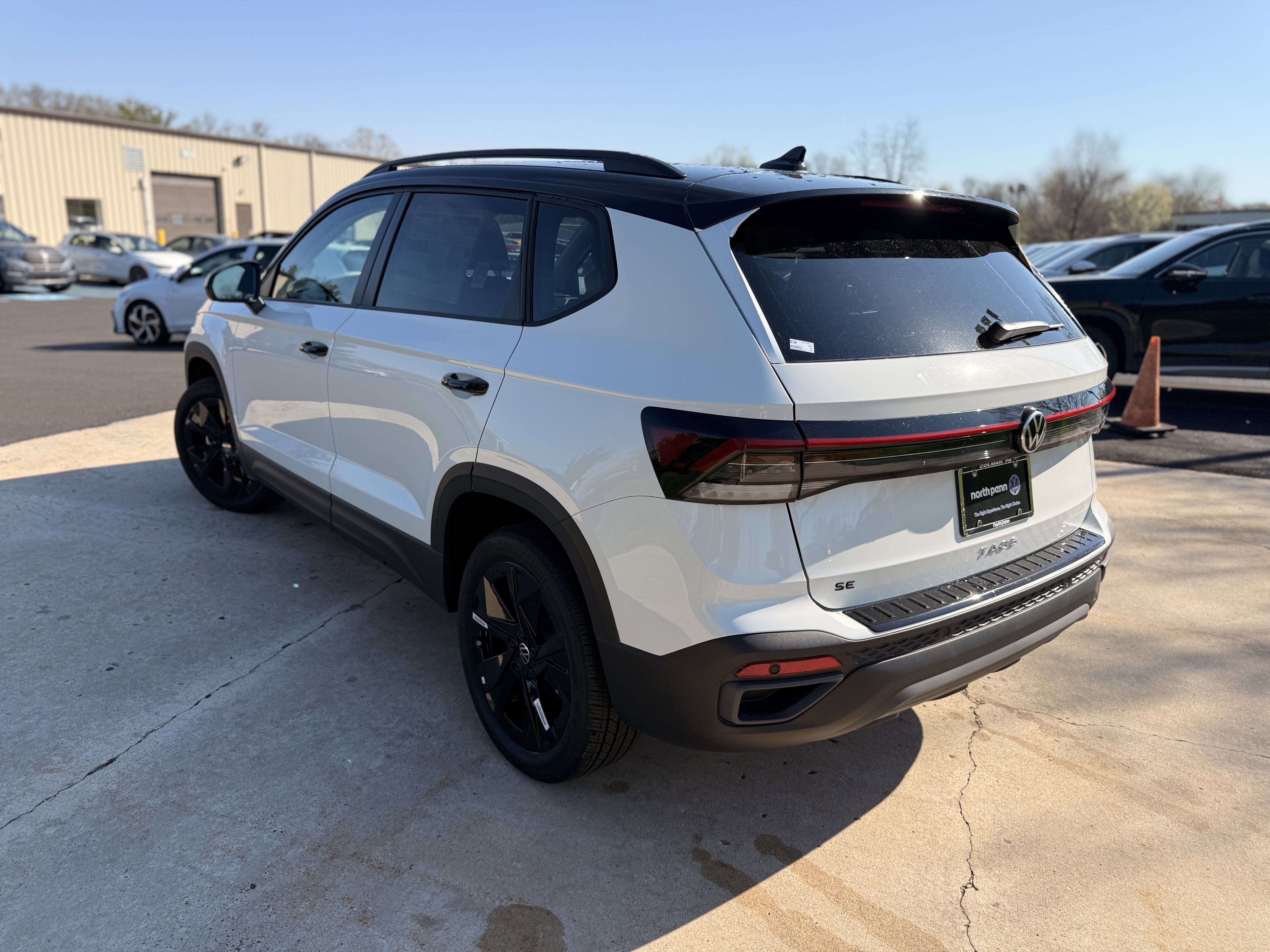 New 2026 Pure White w/Deep Black Roof Volkswagen SE Black image 11