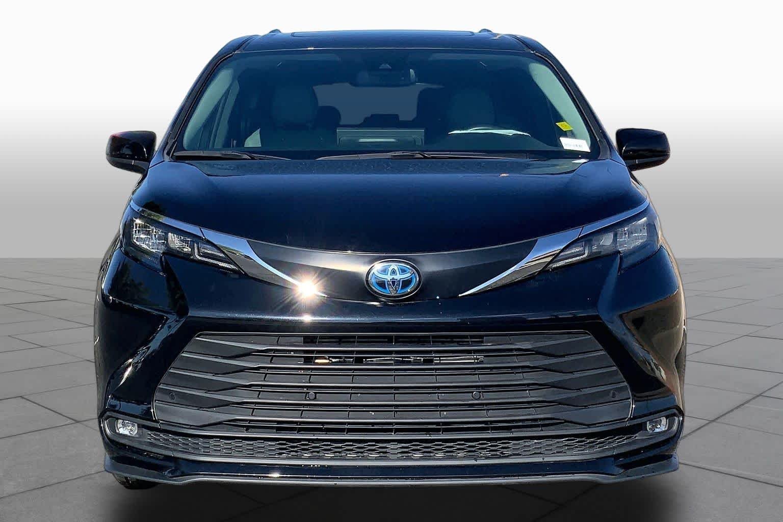 Used 2025 Midnight Black Metallic Toyota XLE image 4
