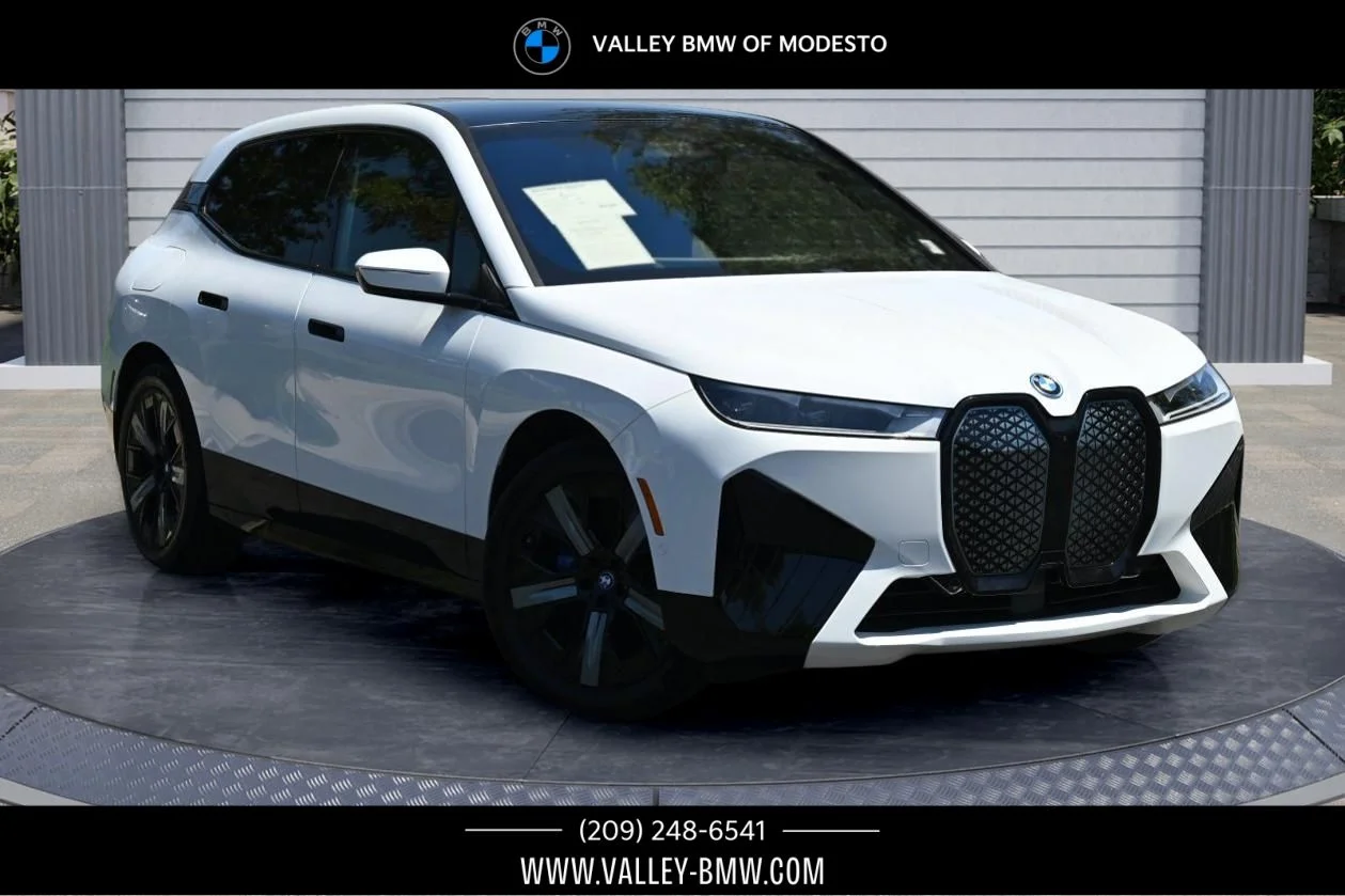 Used 2023 Alpine White BMW xDrive50 image 1