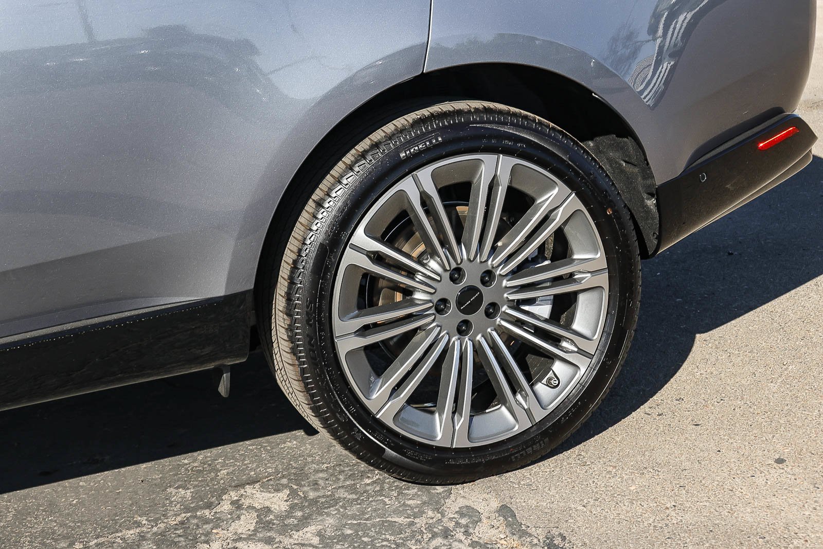 New 2026 Eiger Grey Land Rover SE image 7