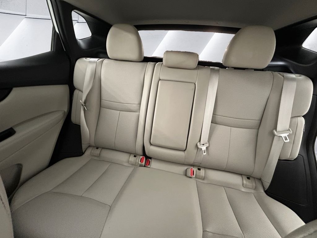 Used 2021 White Nissan SL image 18