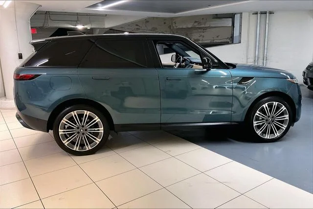 Used 2024 Green Land Rover SE image 9