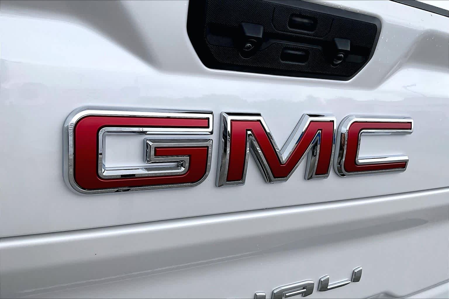 Used 2024 White Frost Tricoat GMC Denali image 31