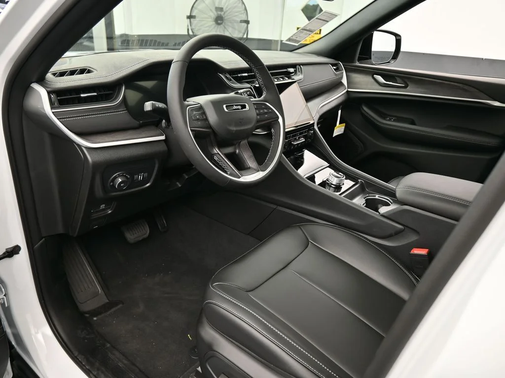 Used 2025 Bright White Clearcoat Jeep Limited image 10