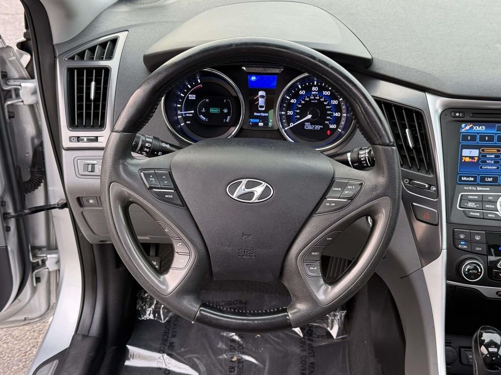 Used 2012 Silver Frost Metallic Hyundai Base image 18