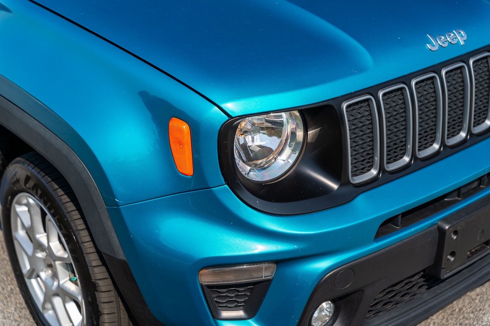Used 2022 Teal Jeep Latitude image 10