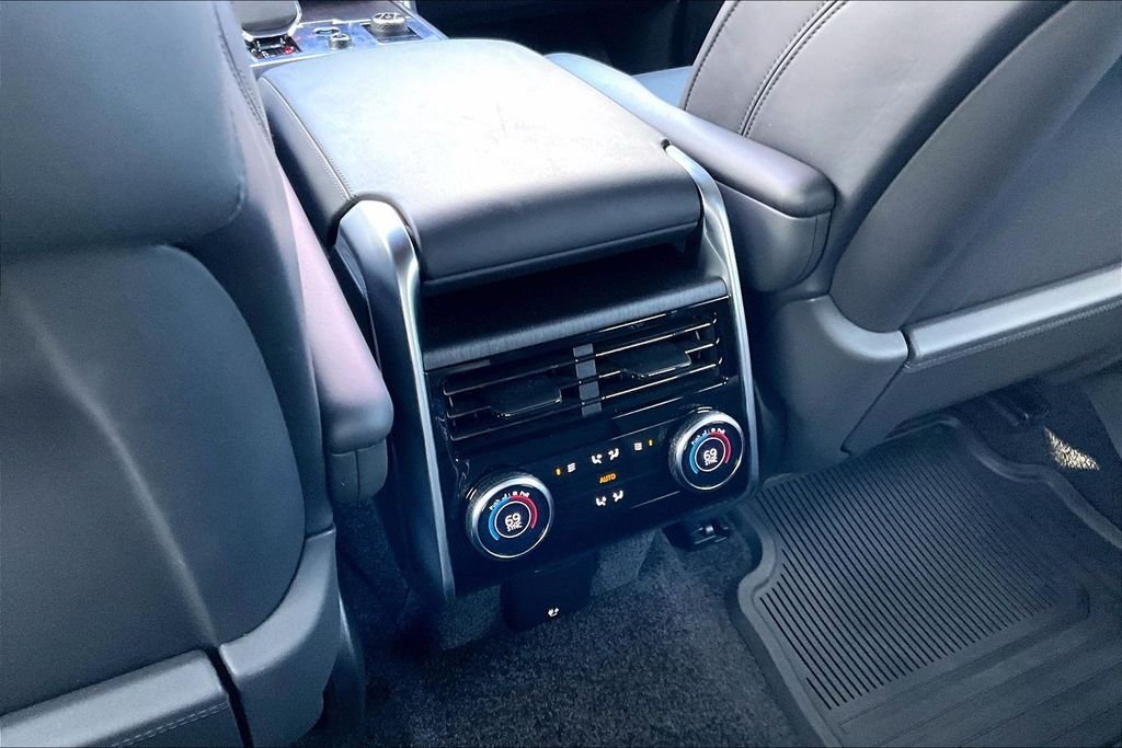Used 2023  Land Rover SE image 24