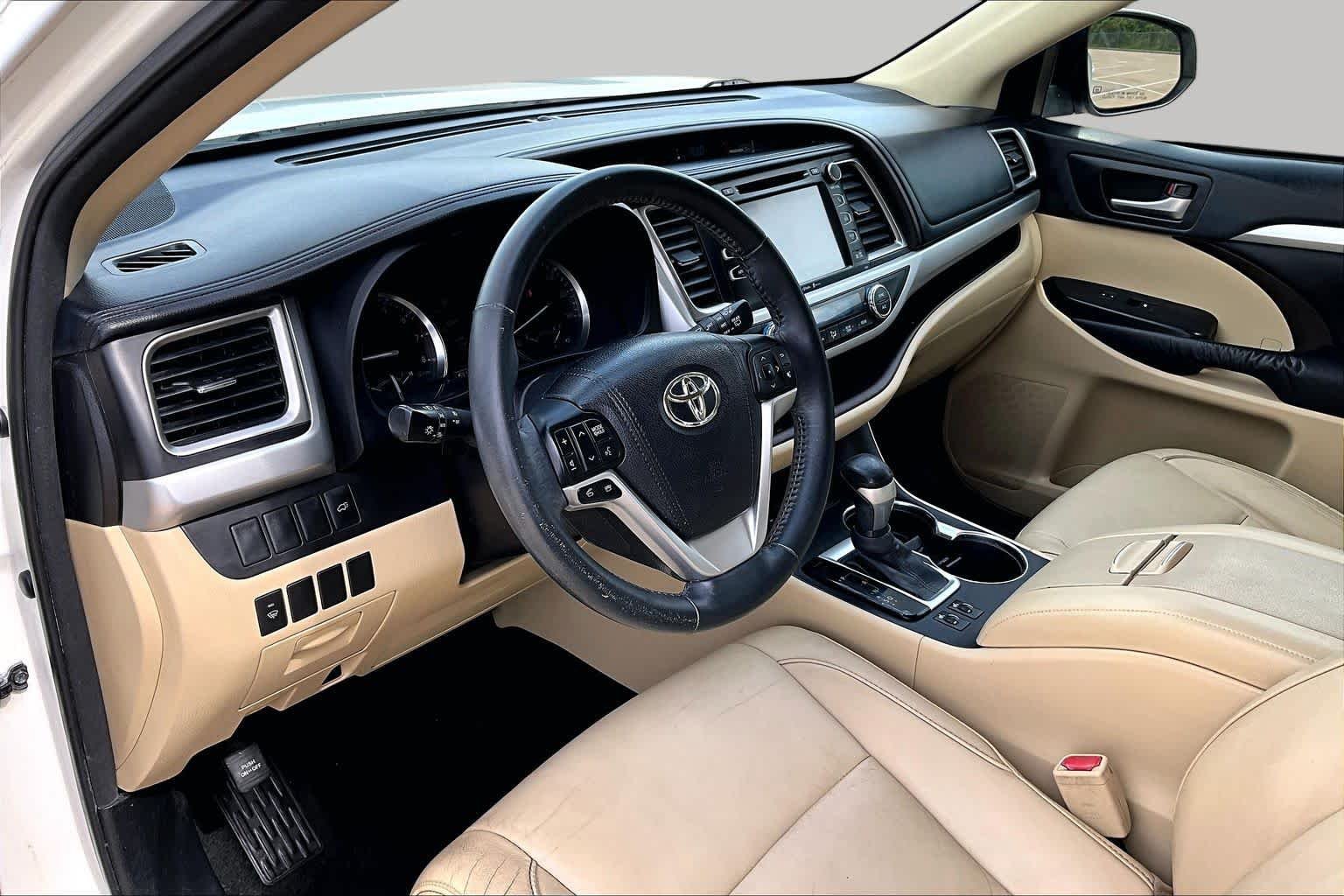 Used 2015 Blizzard Pearl Toyota XLE image 17