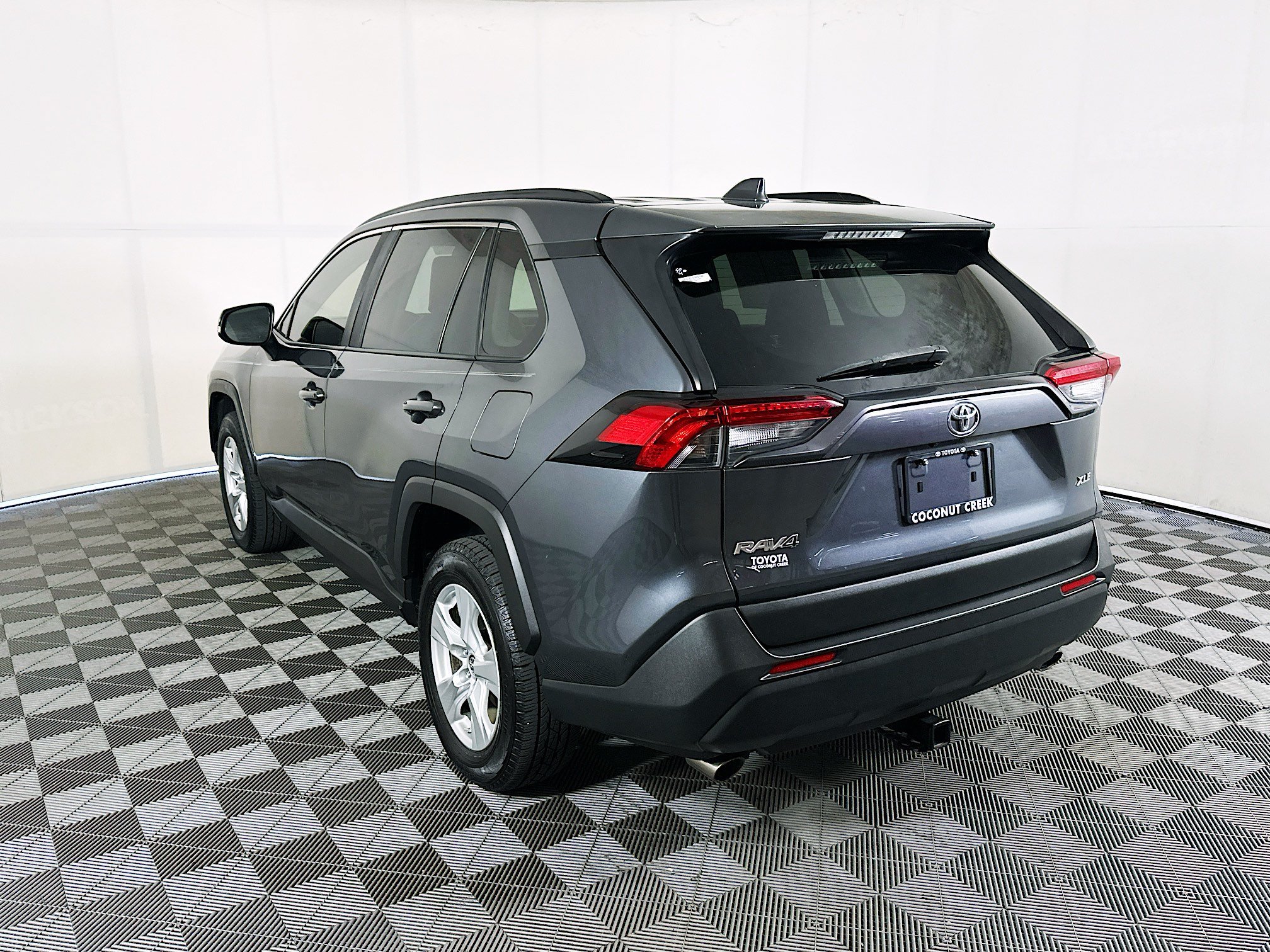 Used 2019 Magnetic Gray Metallic Toyota XLE image 5