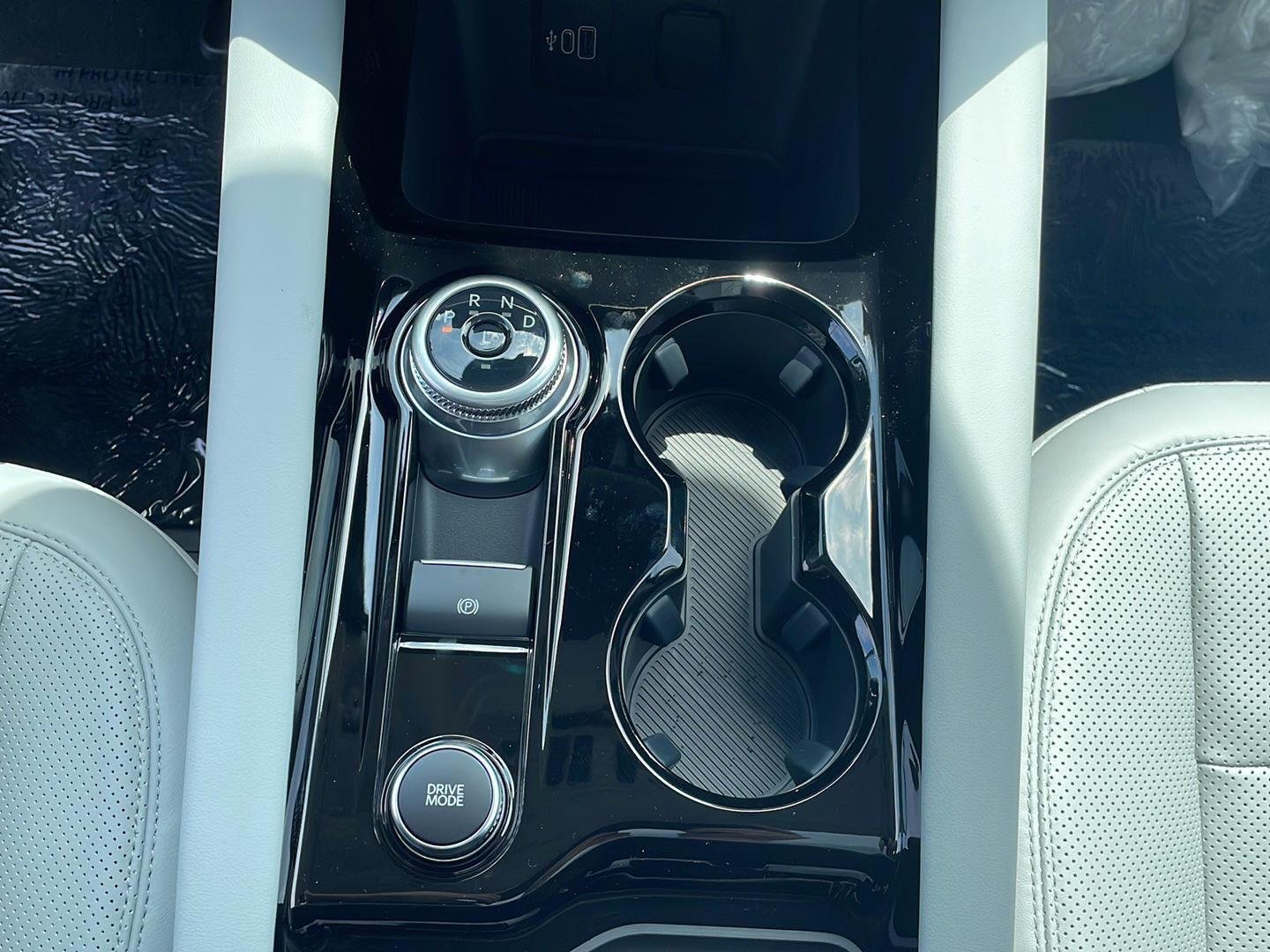 New 2026 Star White Metallic Tri-Coat Ford Platinum™ image 19
