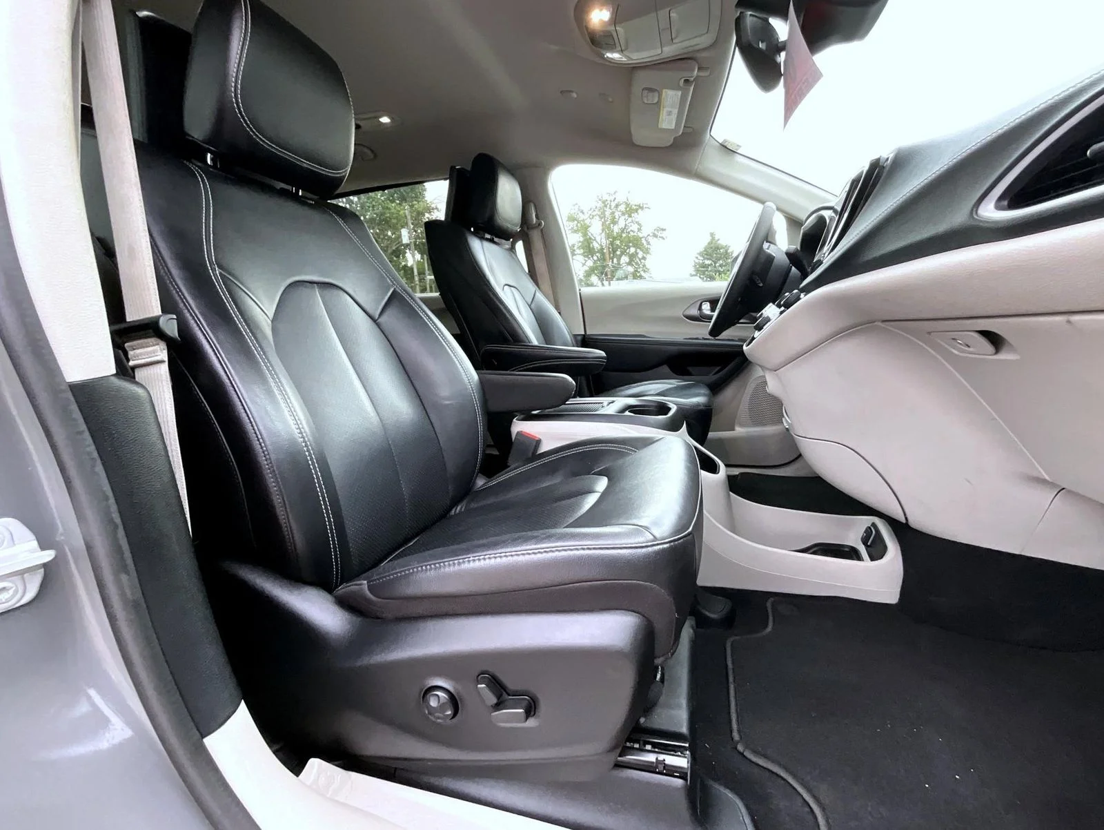 Used 2022 White Chrysler Touring L image 19