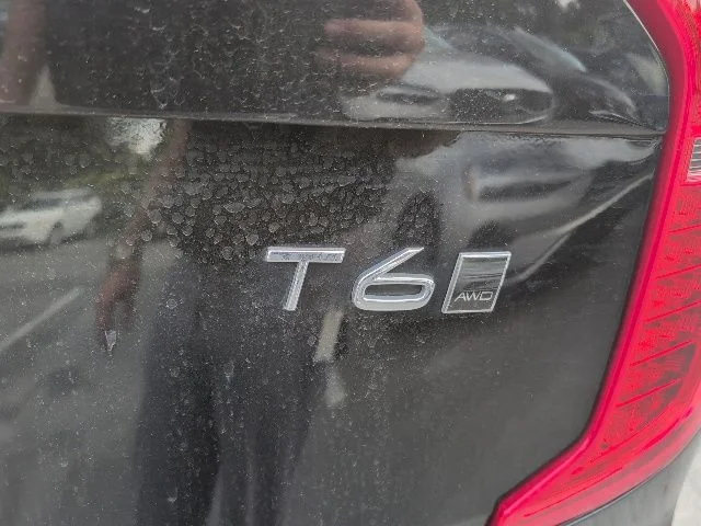 Used 2020 Black Volvo T6 Momentum image 8