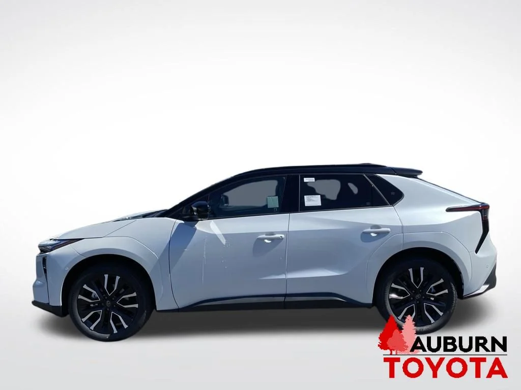 New 2026 Wind Chill Pearl with Midnight Black Metallic roof <sup>1</sup> Toyota  Limited image 4