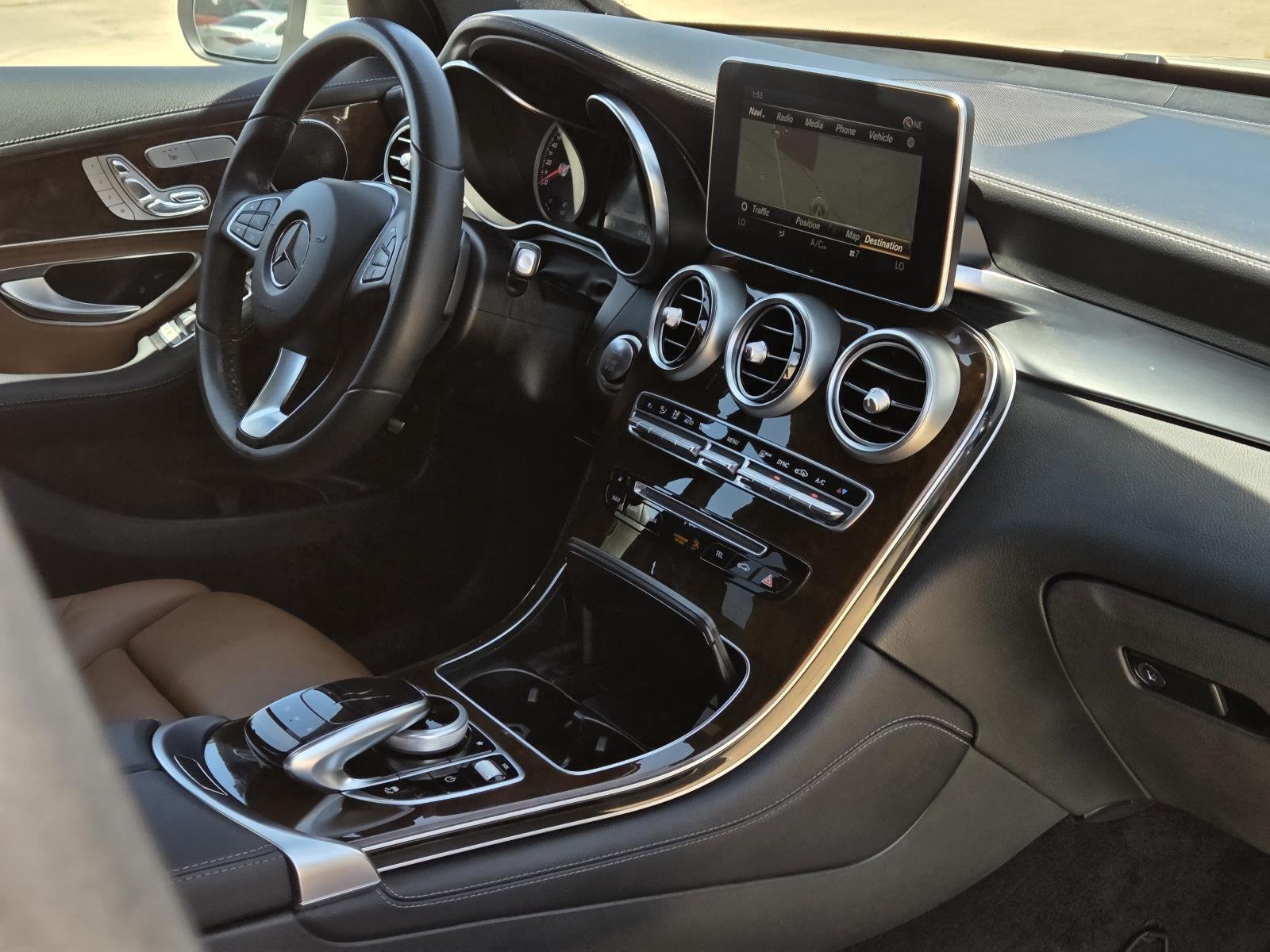 Used 2018 designo Diamond White Metallic Mercedes-Benz GLC 300 image 40