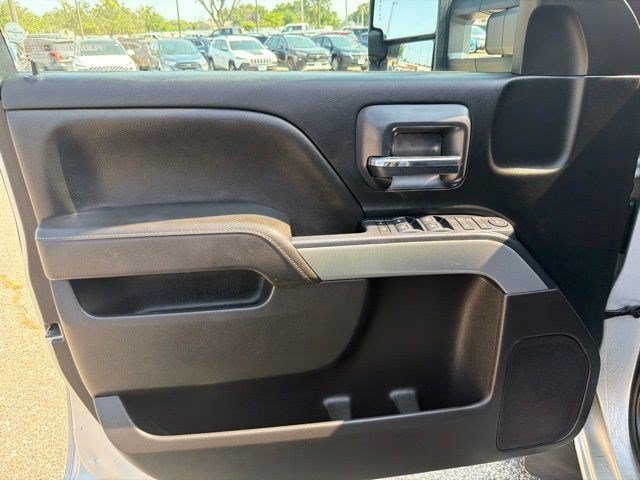 Used 2018 Silver Ice Metallic Chevrolet LT image 10