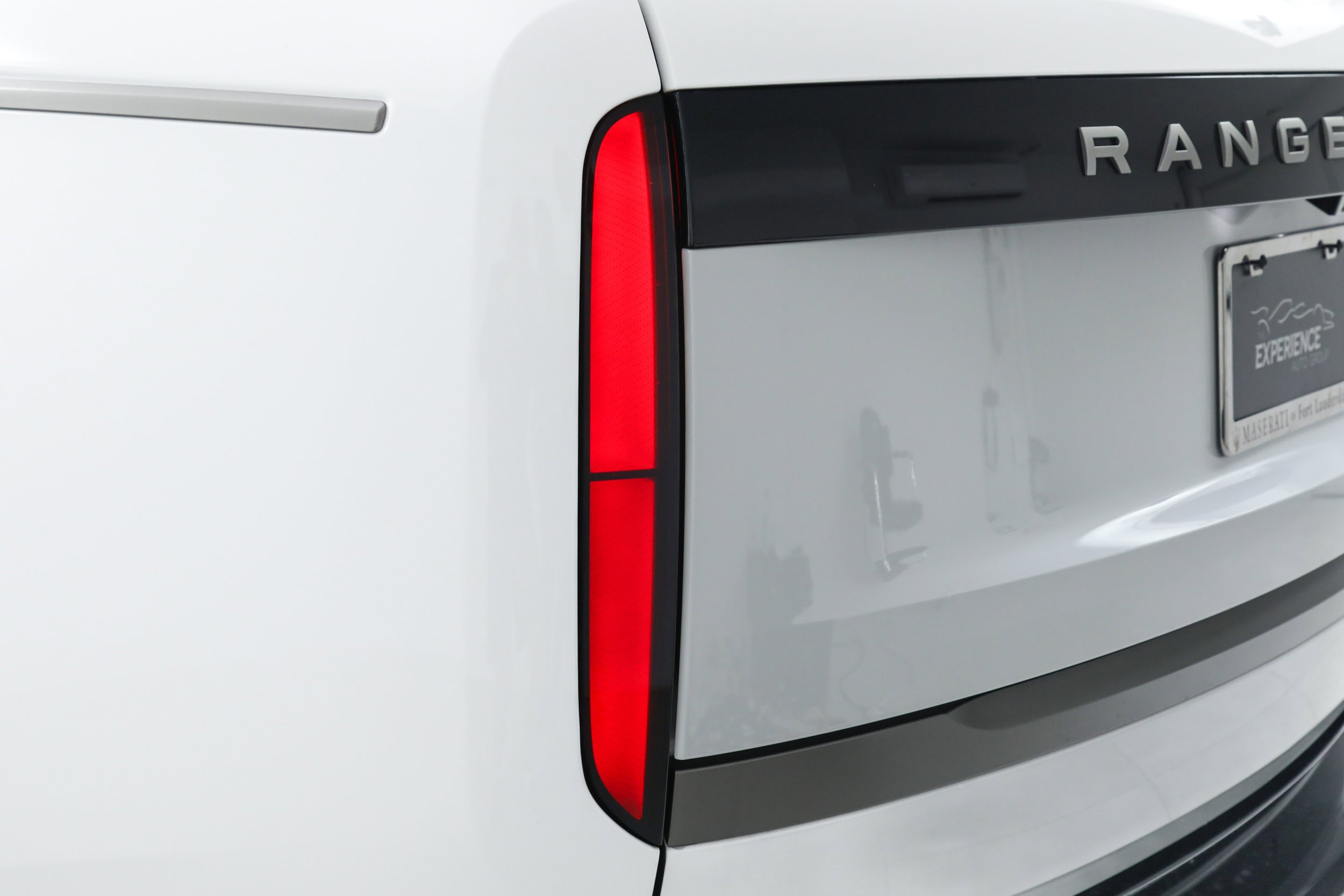 Used 2024 White Land Rover SE image 11