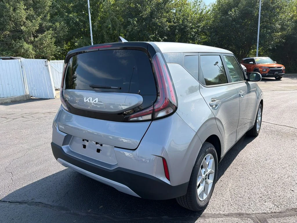 Used 2025  Kia LX image 3