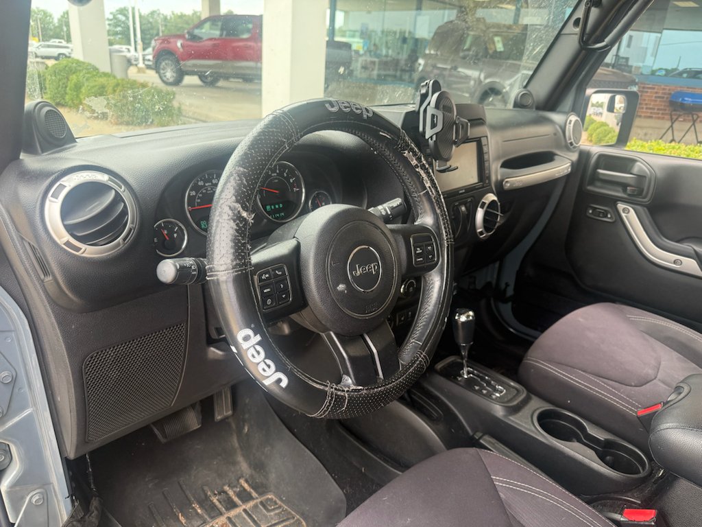 Used 2014 Blue Jeep Sahara image 2