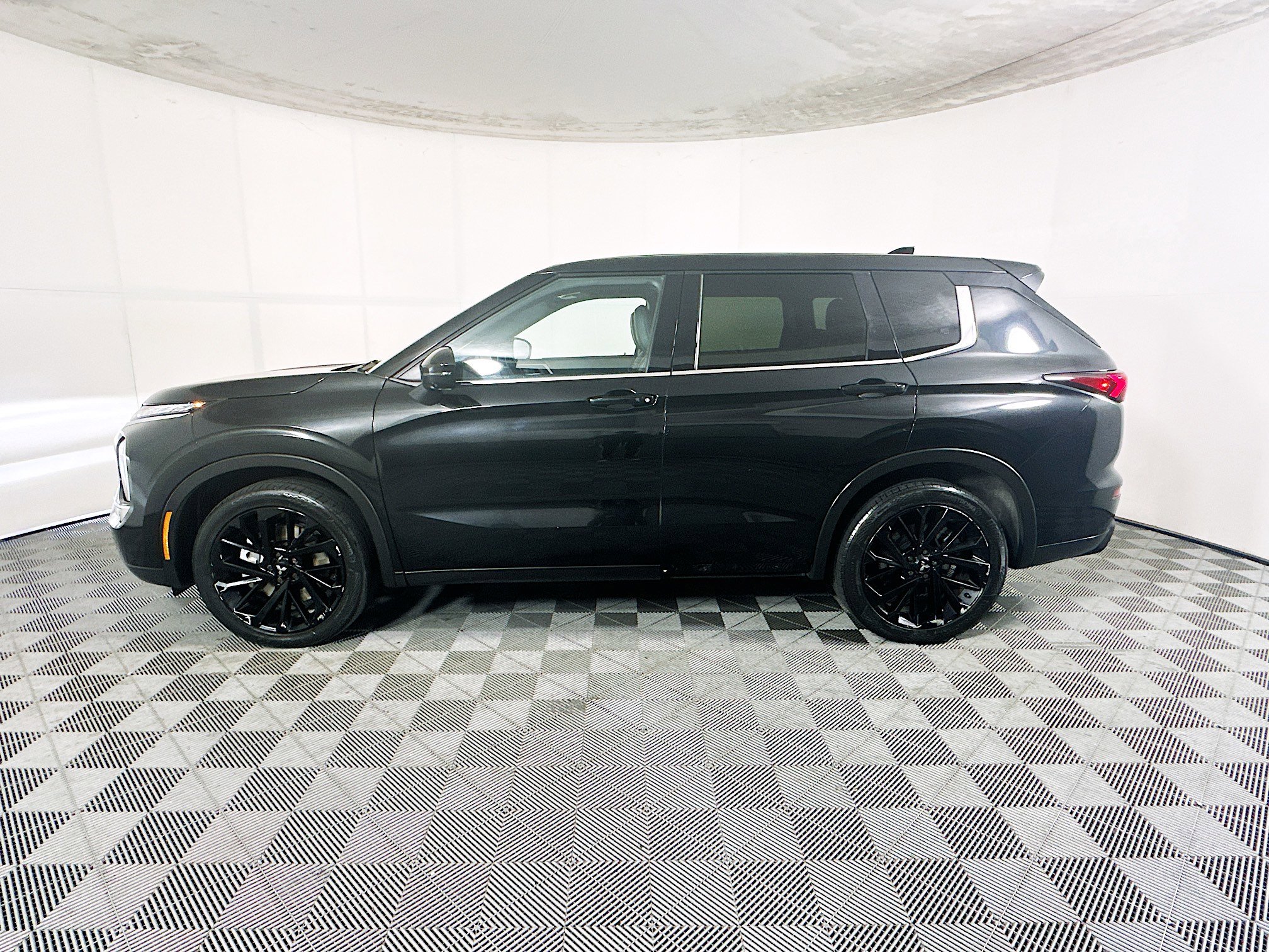 2024 Mitsubishi Outlander thumbnail 8