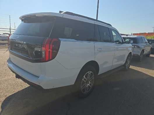 Used 2025 Oxford White Ford Active image 3