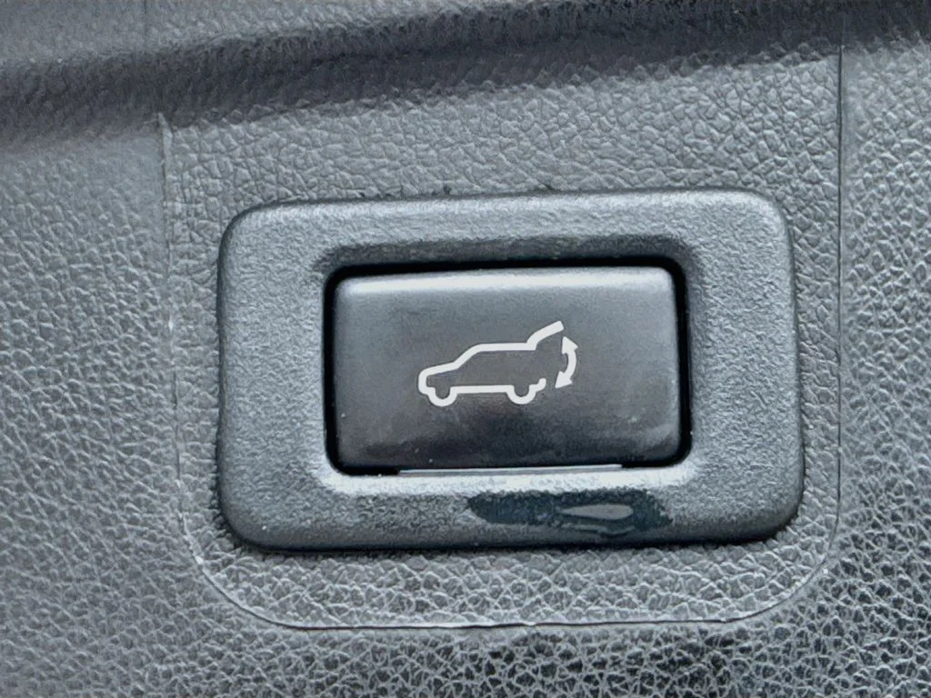 Used 2018 White Subaru 2.5i image 33