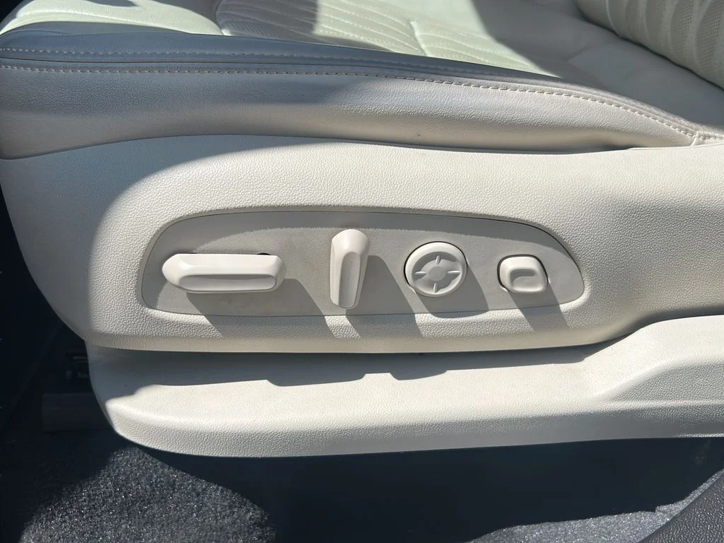Used 2022 White Buick Avenir image 11