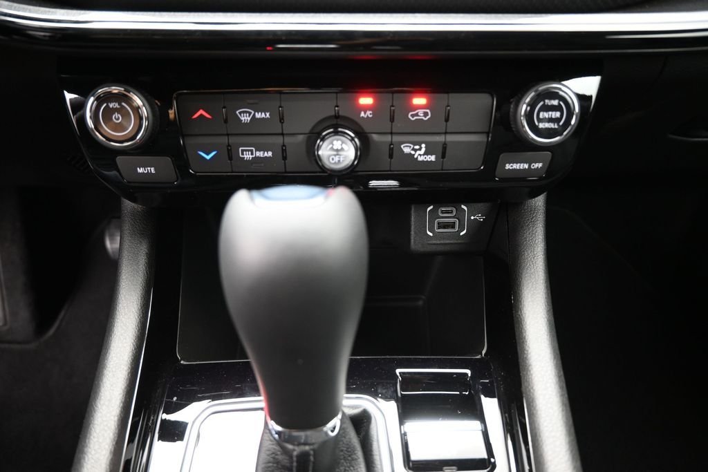 New 2026 Red Hot Pearlcoat Jeep Latitude image 31