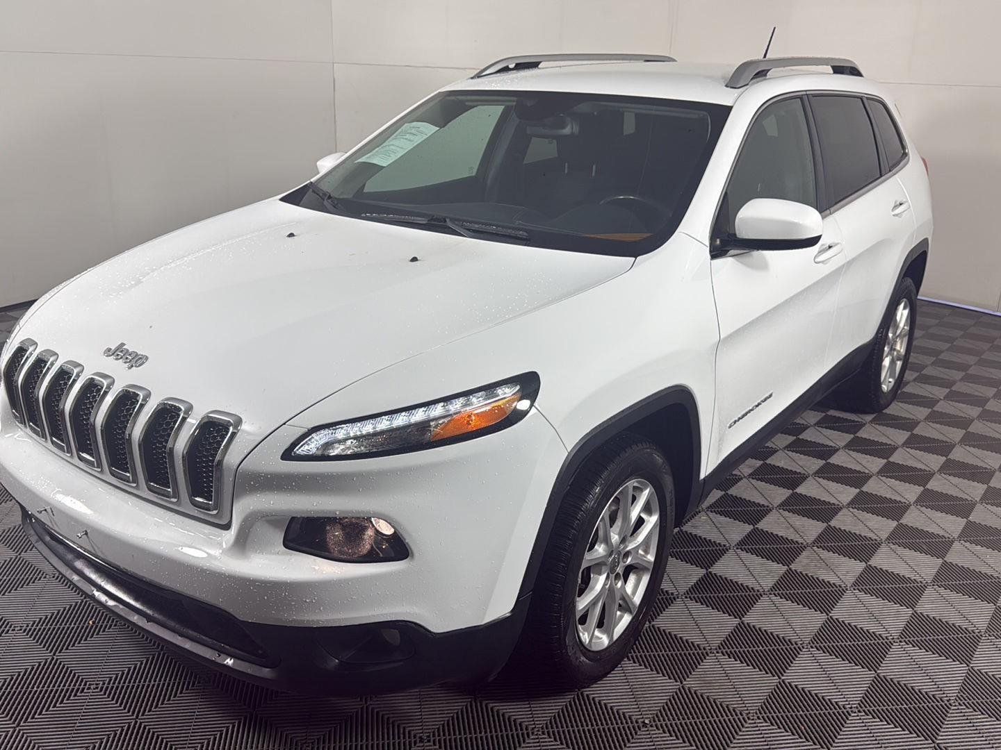 Used 2015 Bright White Clearcoat Jeep Latitude image 2