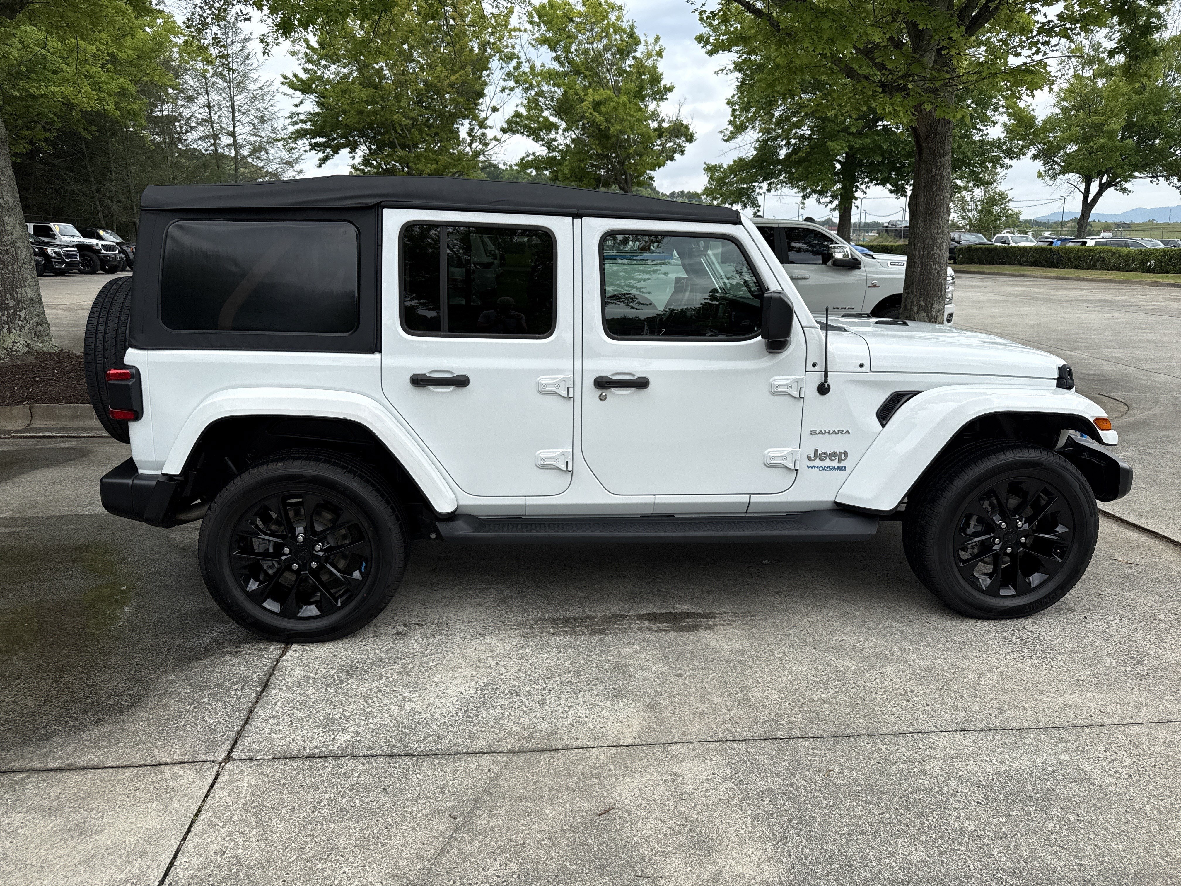 Used 2022 Bright White Clearcoat Jeep Unlimited Sahara image 8