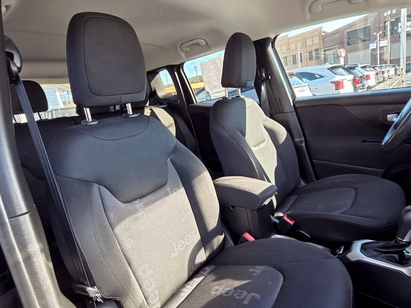 Used 2017 Black Jeep Latitude image 14