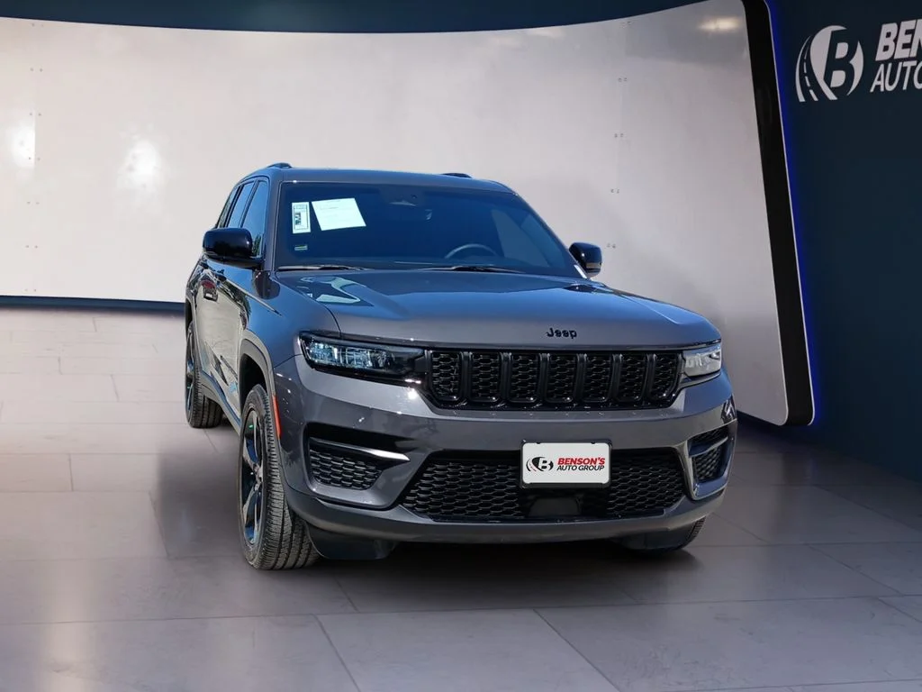 Used 2025 Gray Jeep Altitude X image 8