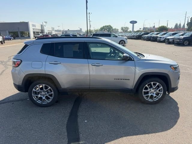 Used 2022 Silver Jeep Latitude Lux image 9