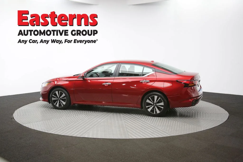 Used 2022 Red Nissan 2.5 SV image 58