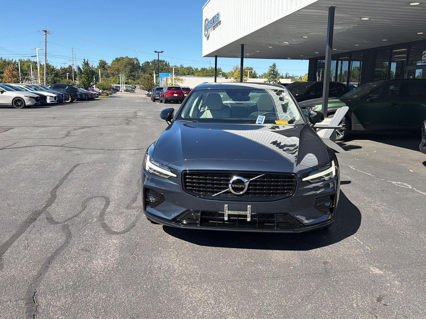 Used 2022 Denim Blue Metallic Volvo Momentum image 2