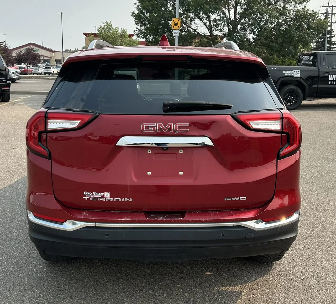 Used 2022 Red GMC SLT AWD image 4