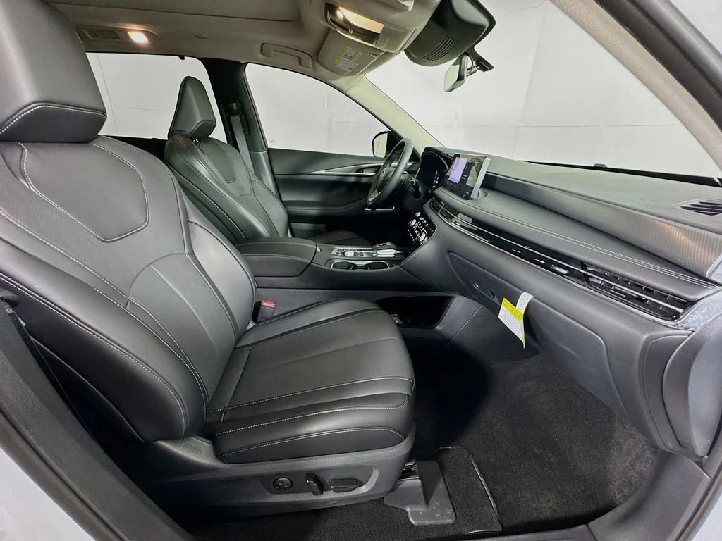 Certified Used 2026 White INFINITI LUXE image 38