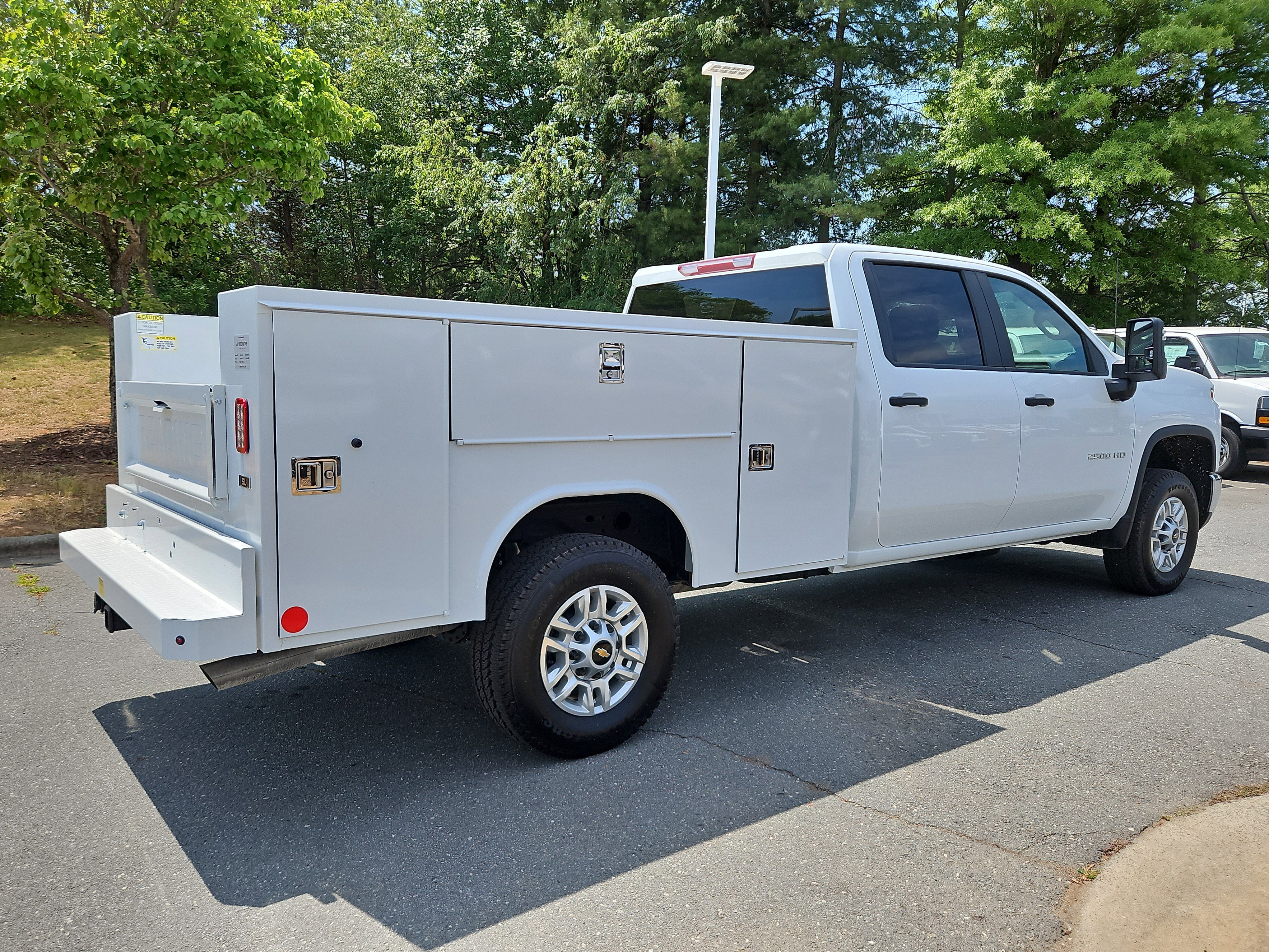 New 2026 Summit White Chevrolet WT image 5