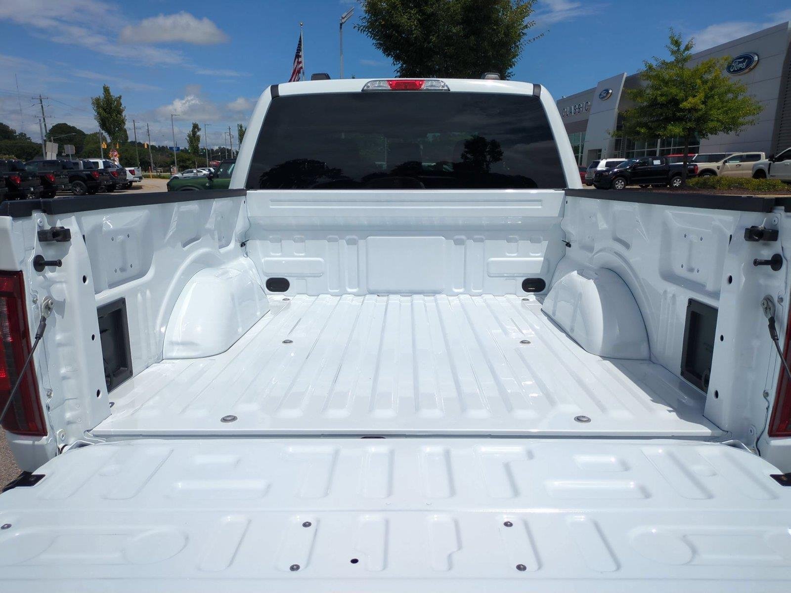 New 2026 Oxford White Ford XLT image 32